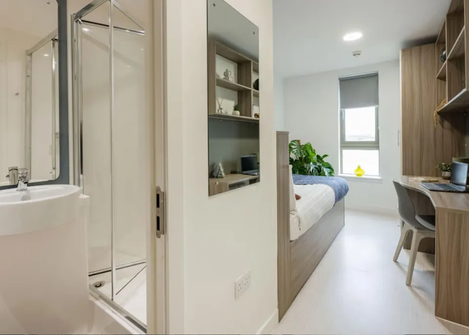 Londonist DMC | Bronze Sky View Ensuite