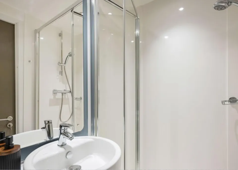 Londonist DMC | Silver Plus Ensuite